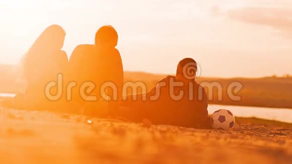 坐在沙滩上三个人谈论慢动作视频视频的预览图