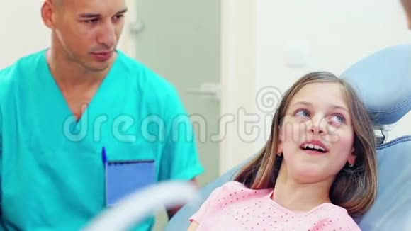 在牙医诊所发现可爱的女孩手指疼痛视频的预览图