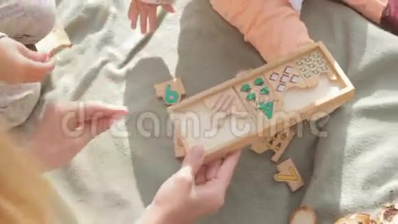 小孩子用数字收集木制玩具视频的预览图