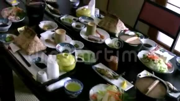 日本餐馆的桌子视频的预览图