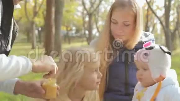 家庭野餐爸爸给幼儿喂奶视频的预览图