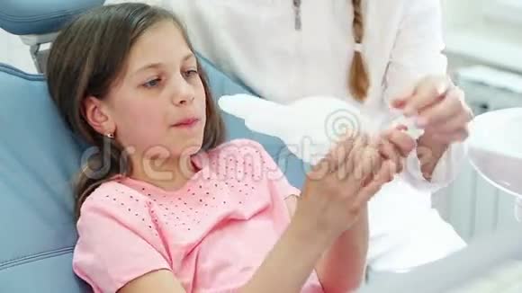 把漂亮的女孩和牙医关起来玩橡胶手套视频的预览图