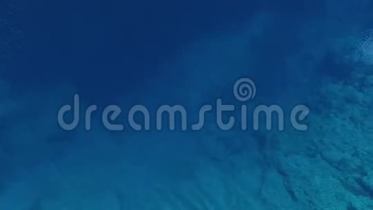 蓝色的湖空中观景视频的预览图