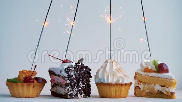 不同的杯形蛋糕配起泡剂假日生日周年纪念日庆祝活动和派对的创意视频的预览图