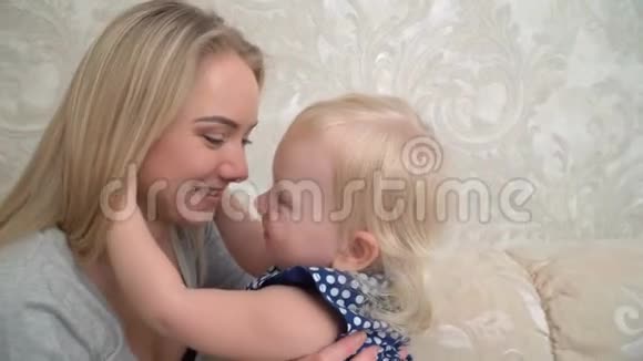 可爱的小女孩拥抱她的母亲视频的预览图