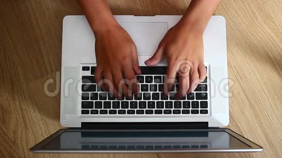 人的手在键盘上打字视频的预览图
