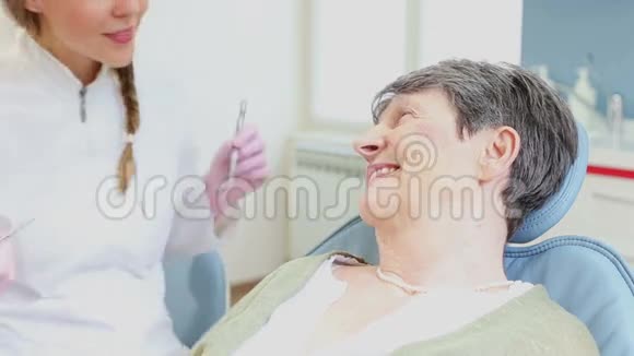 微笑的老年妇女进行牙齿检查视频的预览图
