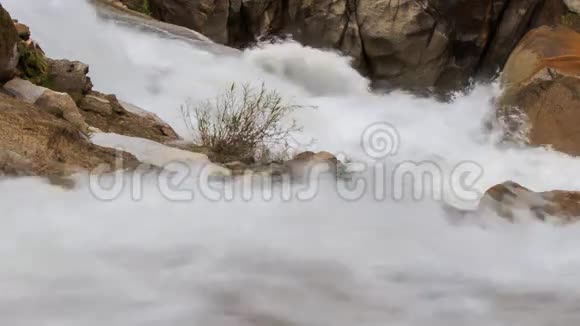 暴风雨般的山涧在石头间流淌视频的预览图