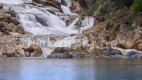 山涧瀑布在前景流入湖泊视频的预览图