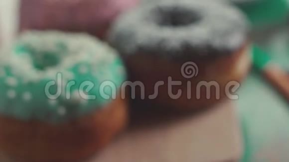 五颜六色的甜甜圈在空中结冰茶和甜甜圈视频的预览图