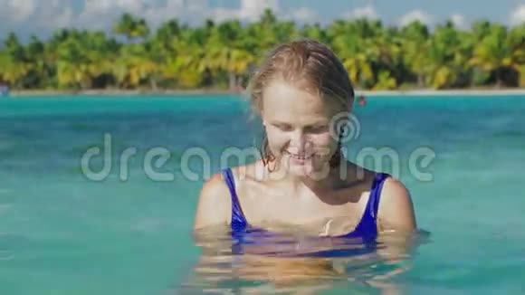 与海星一起在海水中微笑的女人视频的预览图