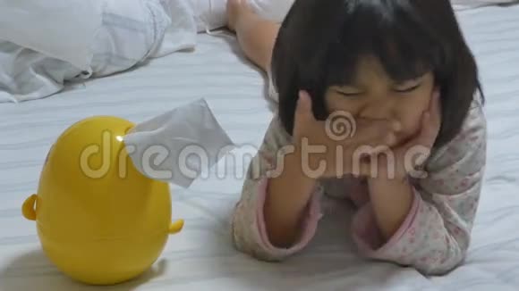 感染流感打喷嚏的亚洲小孩视频的预览图