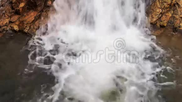 在公园里暴风雨般的泡沫溪流坠入湖中视频的预览图