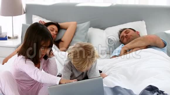 在父母睡觉的时候小孩经常用笔记本电脑视频的预览图