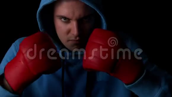 拳击手用红色手套拳打脚踢视频的预览图