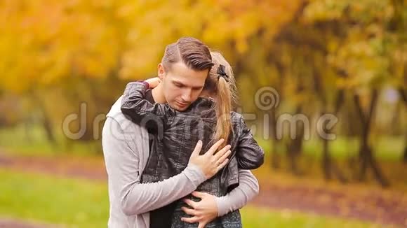 可爱的小女孩和快乐的父亲喜欢秋天在户外公园秋季家庭假期视频的预览图