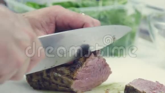 餐馆的肉菜烤牛肉切肉视频的预览图