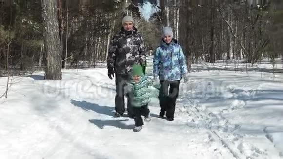 年轻的父母正在为他们的小儿子奔走视频的预览图
