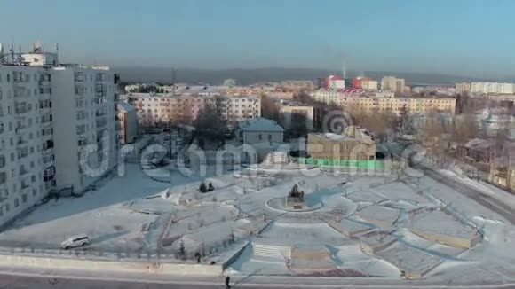 俄罗斯伦斯克市12月1日用纪念碑拍摄伦斯克市全景冬季条件视频的预览图