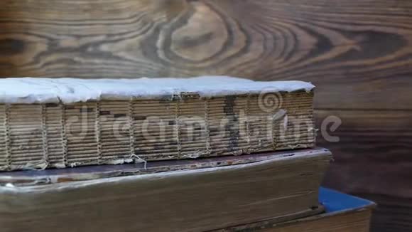 图书馆档案中的旧书用手把旧书翻过来阅读历史文献教会档案视频的预览图