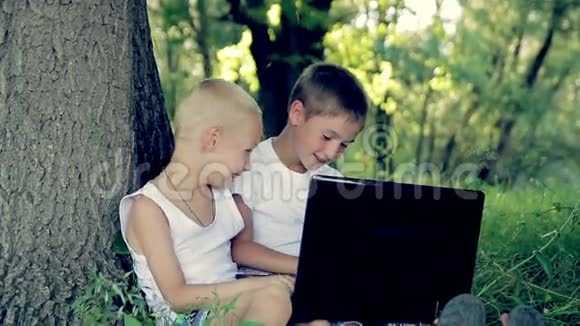 孩子们在公园里玩耍视频的预览图