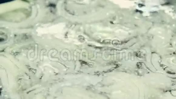洋葱的细节在一个不粘锅厨房瓷砖上的特写视频的预览图