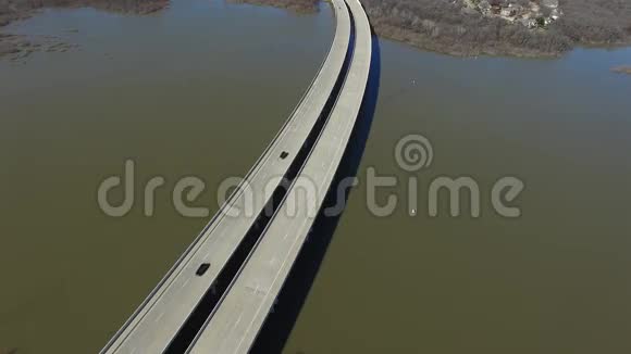 汽车在山核桃溪的桥上行驶视频的预览图