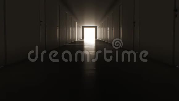 穿过黑暗的走廊有许多打开和关闭的门到明亮的白色出口商业和技术视频的预览图