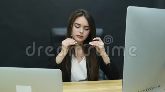 年轻漂亮的女商人在办公室头痛视频的预览图