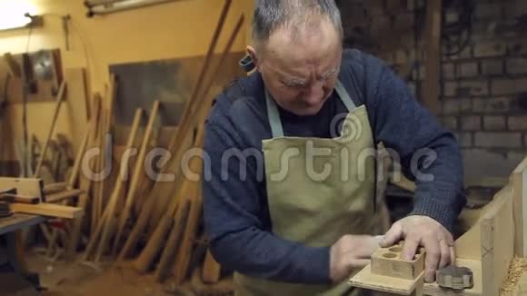 人砂纸打磨木材视频的预览图