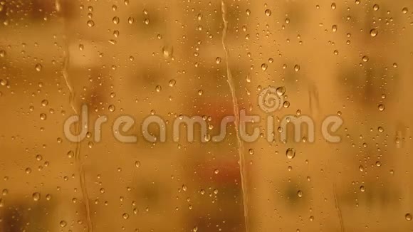 窗外下着大雨雨滴在玻璃上视频的预览图