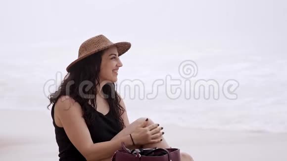 在海滩上悠闲放松的一天美丽的女孩在暑假视频的预览图
