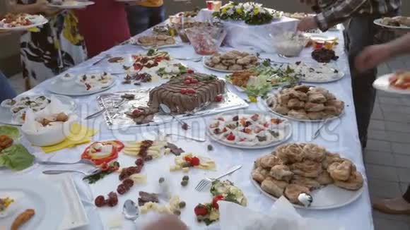 瑞典餐桌的录像和人们在盘子里拿食物的录像视频的预览图