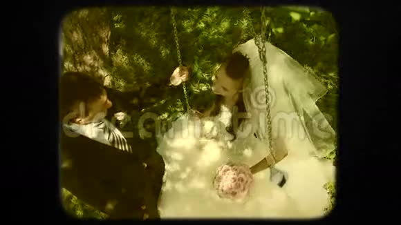 快乐新郎挥动他美丽的新娘视频的预览图