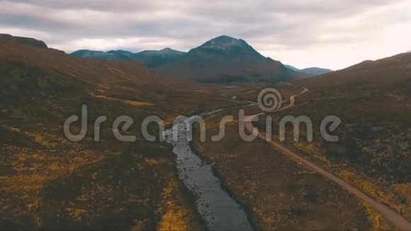 飞越苏格兰的山涧视频的预览图