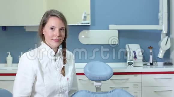 微笑女牙医的肖像视频的预览图
