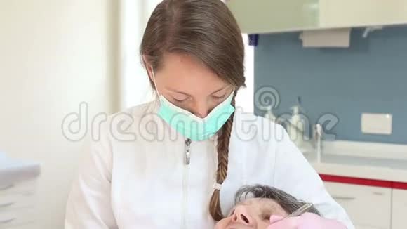 年轻女牙医为老年女性病人做检查视频的预览图