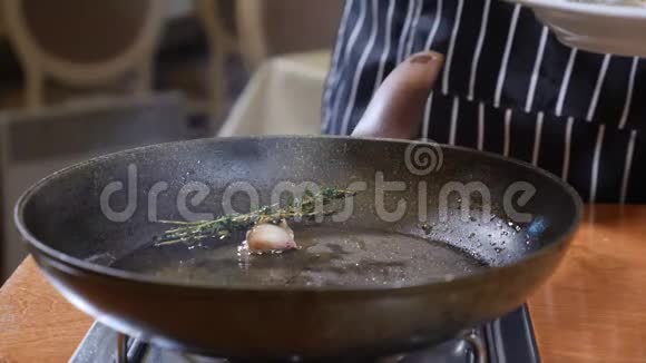 一个厨师的特写准备弗拉姆风格的盘盘石油和酒精点燃与开放火焰做老虎虾视频的预览图