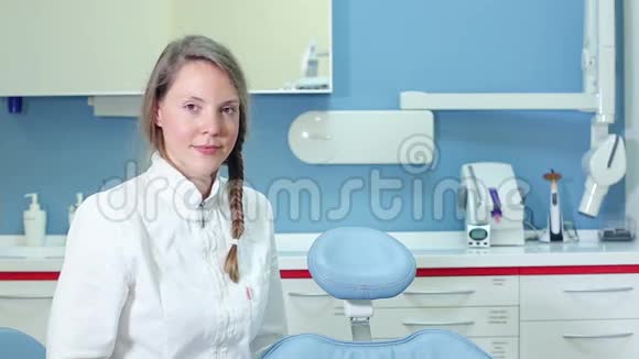 微笑女牙医的肖像视频的预览图