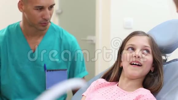 在牙医诊所发现可爱的女孩手指疼痛视频的预览图