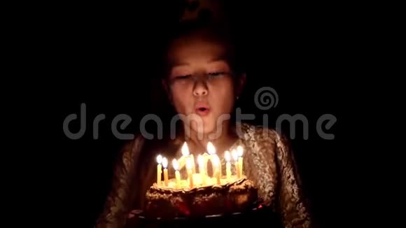 生日女孩吹灭蛋糕上的蜡烛慢一点视频的预览图