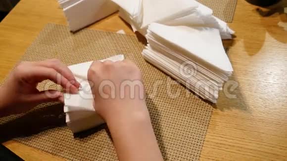 女性手折叠了很多餐巾视频的预览图