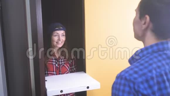 披萨外卖概念女人给男人送了一盒披萨慢动作视频快餐概念快餐视频的预览图