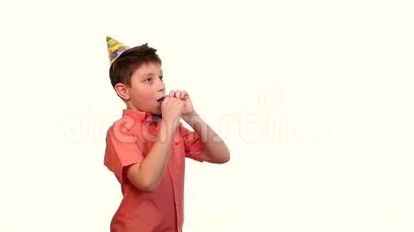 戴生日帽的男孩把一个紫色的球视频的预览图