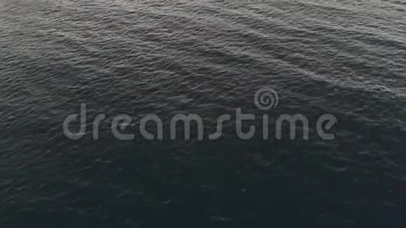 从上往下看海浪海水荡漾空中观景海的背景水的质地平静的大海视频的预览图
