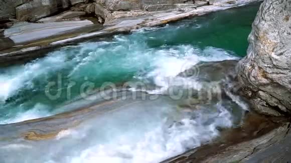 水清澈的韦尔扎斯卡河流域瑞士拉维提佐视频的预览图