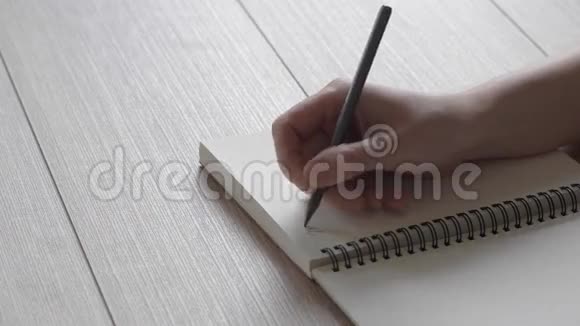 女手在笔记本上写纸条给朋友的信反射光线中的诗歌视频的预览图