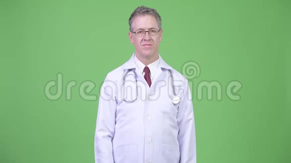 成熟男医生握手的画像视频的预览图