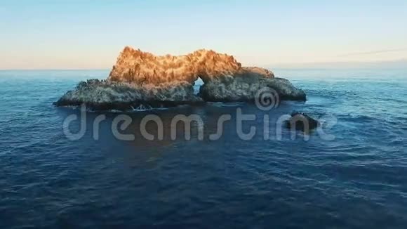 气观海浪冲刷岩石悬崖礁石波浪撞击锯齿状视频的预览图