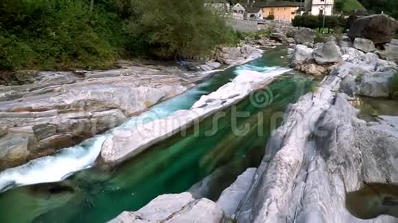 水清澈的韦尔扎斯卡河流域瑞士拉维提佐视频的预览图
